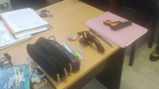 Misiones: un alumno de 14 años llevó un revólver y un cuchillo al colegio y lo mostró en redes