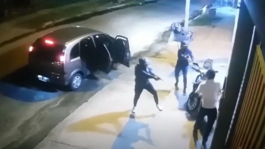 Cayó una banda de asaltantes tras robar un auto cerca de un colegio y balear a un motociclista