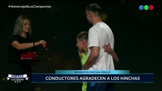 Juan Ignacio "el niño Dibu" le entregó un reconocimiento a su ídolo