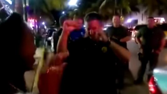 Video: policías le cantaron el "feliz cumpleaños" a una mujer asaltada