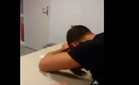Profesor lo despertó con un matafuego porque se durmió en clase