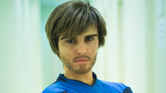 Una futbolista disfrazada de hombre en partido masculino