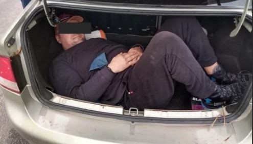 Lo buscaban por violencia de género y lo encuentran escondido en baúl de su auto