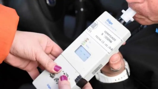 "Rompió" el alcoholímetro: manejó borracho y chocó a dos autos