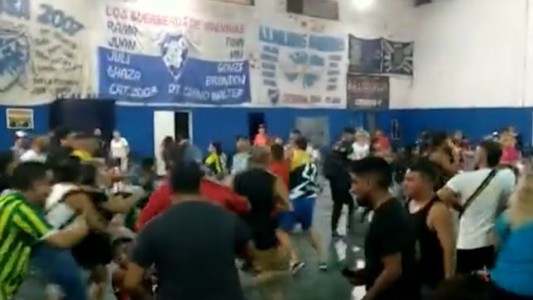 Video: Un partido de baby fútbol terminó a las piñas