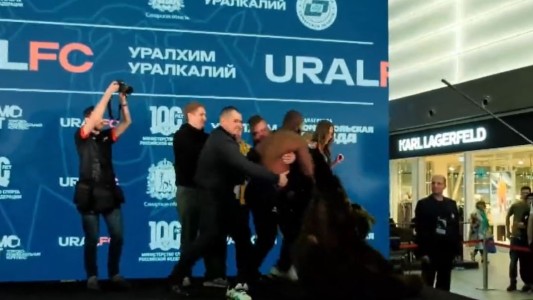 Se fueron a las manos: dos luchadores se pelearon en el "careo" previo al combate