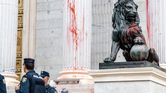 Activistas arrojaron pintura en la fachada del Congreso de España