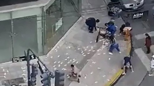 Lluvia de billetes: intentaron robarle 7 millones de pesos, forcejeó con el ladrón y el dinero se voló