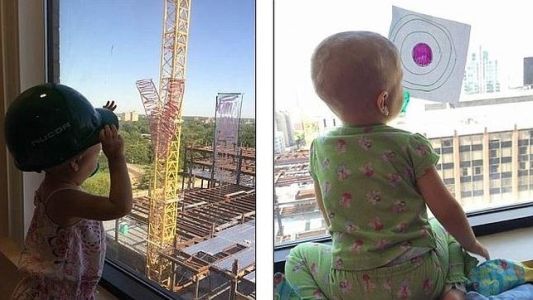 Los albañiles que alientan con carteles a una nena con cáncer internada enfrente de una obra en construcción