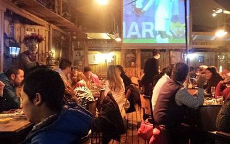 Para no pagar en el restaurante, fingió atragantarse con un preservativo