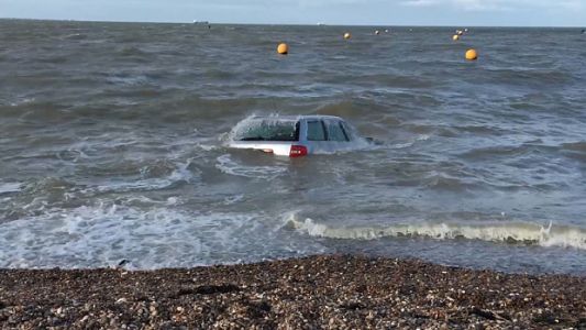 Video: dejó el auto en la playa y se lo "comió" el mar