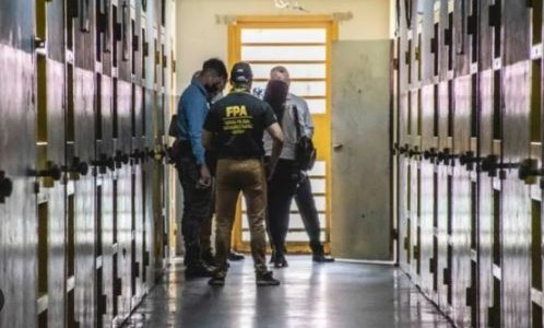 Intentó ingresar droga al penal de Bouwer escondiéndola en la ropa de su bebé