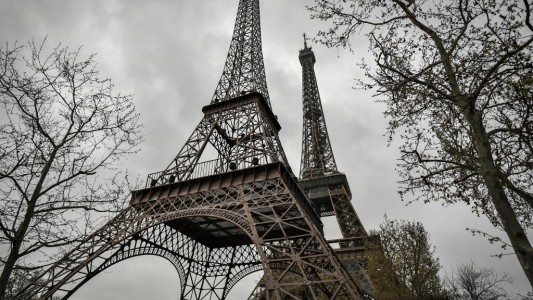 "No se preocupen, están viendo bien": apareció una "hija" de la torre Eiffel junto a la original