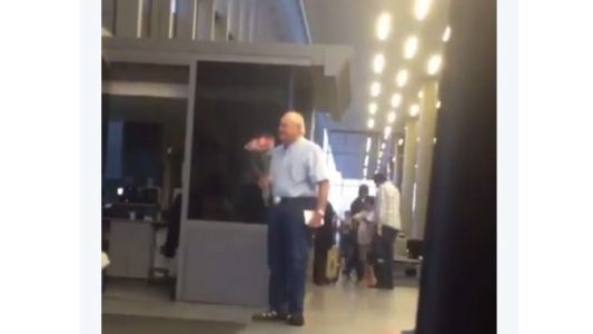 #EsViral El abuelo que espera a su amor en el aeropuerto hace suspirar a las redes