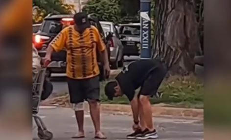 Conmovedor gesto: empujaba un carro descalzo y un joven le regaló sus zapatillas