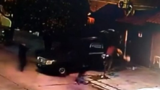 Lo balearon frente a su esposa y sus hijos: asalto en la puerta de la casa