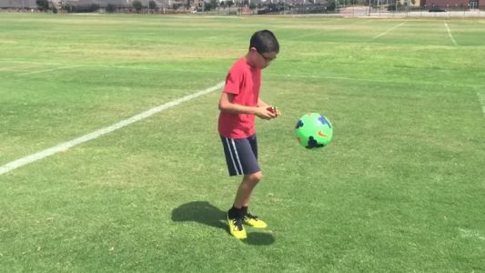 #EsViral El niño que hace jueguitos con la pelota mientras arma el cubo mágico