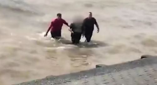 Dos policías salvaron a un hombre que se estaba ahogando
