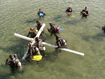 Más de 100 buzos, kayakistas y nadadores participarán del Vía Crucis Submarino en Puerto Madryn