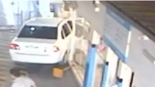 Fue a hacer la VTV y chocó una oficina de administración