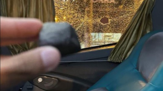 Hinchas de Tigre se equivocaron y apedrearon al micro que llevaba a sus propios jugadores