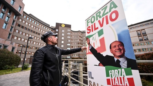 "Es duro, pero voy a superarlo": internado, Berlusconi habló de su lucha contra la leucemia