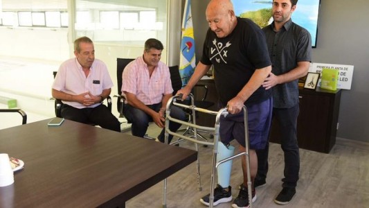 Una planta de reciclado realizó una prótesis para un abuelo amputado