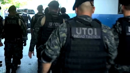 Un policía baleó a un compañero por accidente mientras entraban a una capacitación: fue desafectado