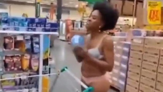Se desnudó en un supermercado para protestar contra el racismo
