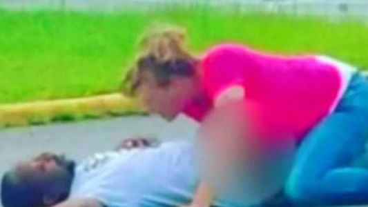 Estados Unidos: escrachan a una mujer teniendo sexo con un hombre borracho en la calle