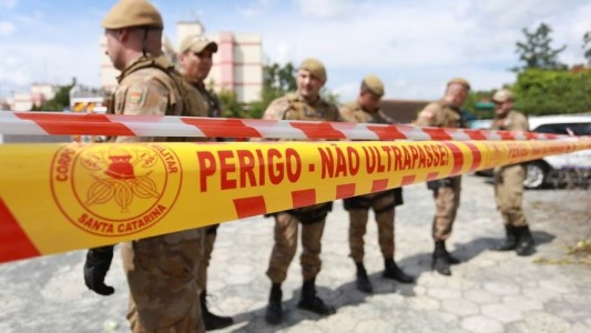 Terror en la escuela: alumno de 14 años atacó con un hacha a dos nenas de 9