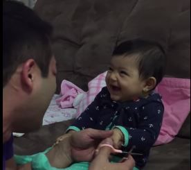 #EsViral La beba que no quiere que le corten las uñas