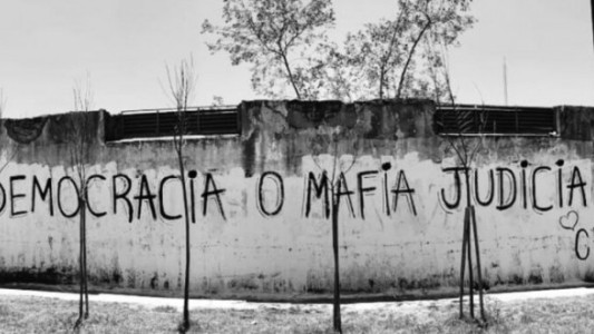 Se realiza la marcha hacia Tribunales bajo el lema "democracia o mafia judicial"