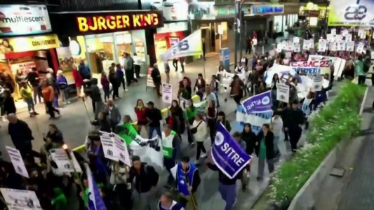 Enfermeros marchan con antorchas reclamando mejoras salariales