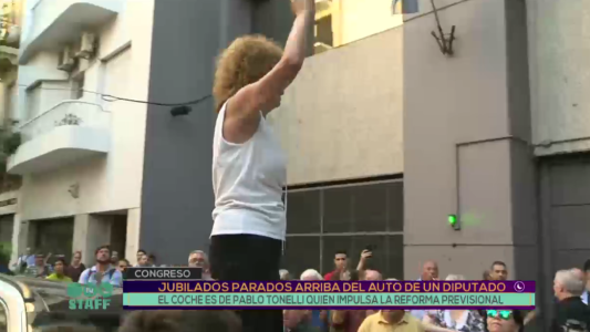 Jubilados parados arriba del auto de un diputado