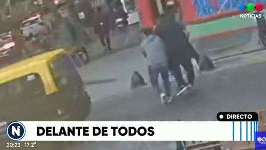 Delante de todos: cinco ladrones asaltaron a un turista en pleno Palermo