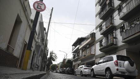Incertidumbre y preocupación de vecinos por la falta de lugar para estacionar en los pasajes de CABA
