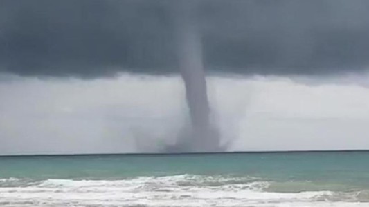 Una tromba marina sorprende en las costas de Necochea durante una tormenta