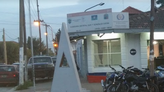 Apedrean una comisaría de González Catán para exigir la detención de un acusado de abuso sexual