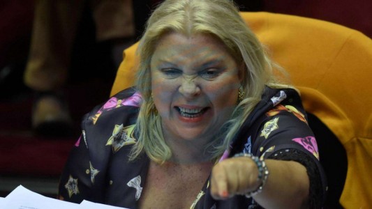 Carrió: "Un DNU violaría gravemente la Constitución