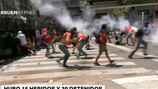 Heridos y detenidos, en una jornada marcada por la violencia en el centro porteño