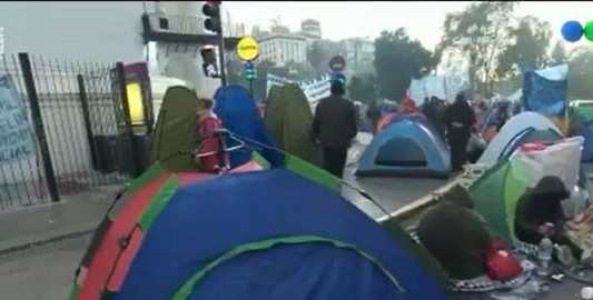 Piqueteros acampan en Plaza de Mayo en apoyo a sus reclamos