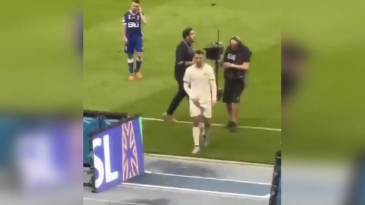 Piden deportación de Ronaldo por gesto obsceno cuando le gritaron "Messi, Messi"