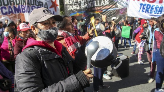 Piqueteros levantaron el acampe tras pasar la noche en Plaza de Mayo y protestar en Desarrollo Social