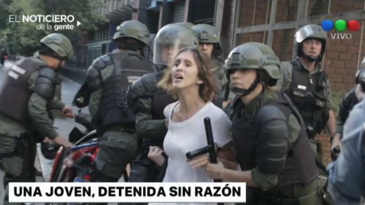 Video: el momento en que la policía manosea y detiene a una transeúnte