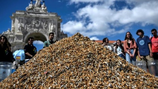 Ecologistas forman un enorme montón de colillas de cigarrillo en Lisboa