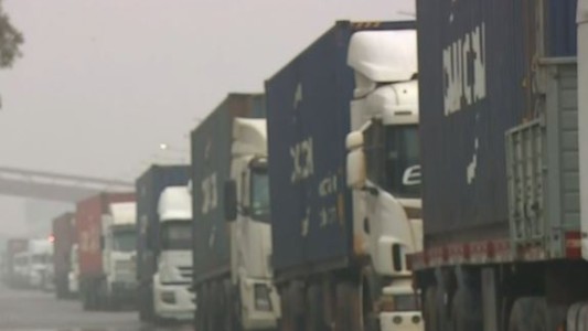 Transportistas cortan rutas y paran los puertos