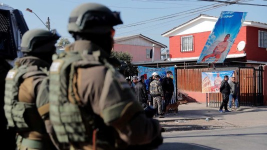 Cayó al vacío, murió, lo embalsaron y protagonizó un temerario funeral tumbero: así despidieron al delincuente "El Mota" - #Flashchat