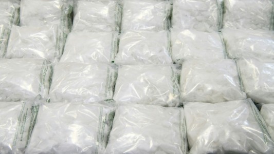 "Vergonzoso": policías encubiertos vendieron 27 kilos de metanfetamina a narcos y se escaparon con la droga