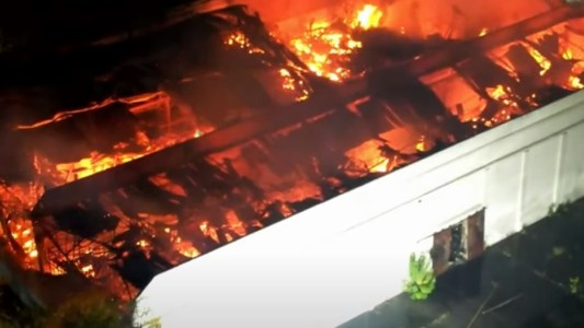 Incendio en Iron Mountain: demolieron una pared debido al "alto riesgo para vecinos y bomberos"